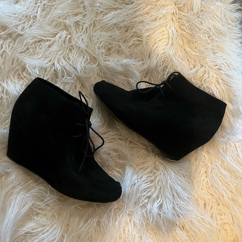 Dolce Vita suede lace up wedge bootie size 10